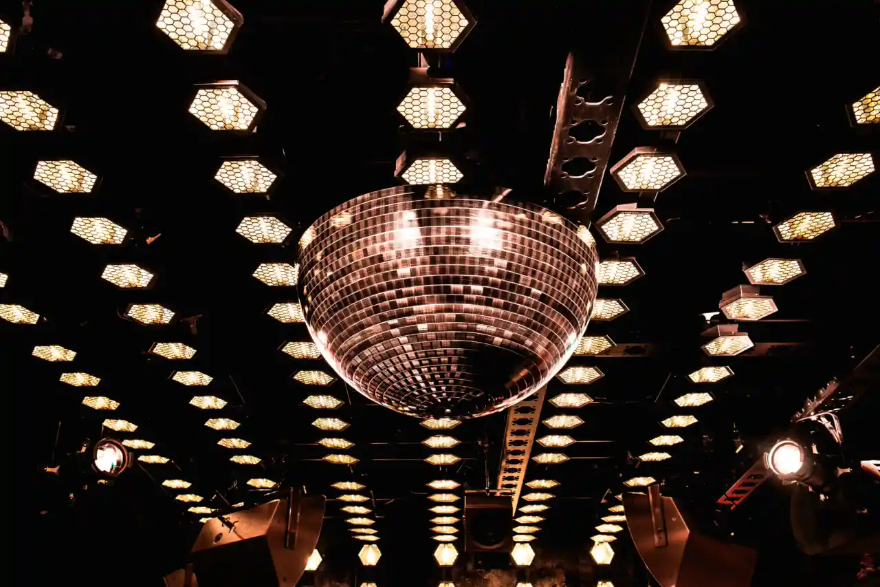 Centered on the ceiling, an amazing disco ball creates a dazzling spectacle.